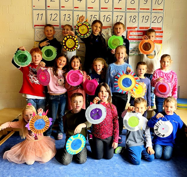 Die Kinder aus Weilersbach (Klasse 1a2a Frau Miriam Senk) mit ihren fertig gestellten Laternen aus dem IDW-Unterricht von Frau N. Meissner